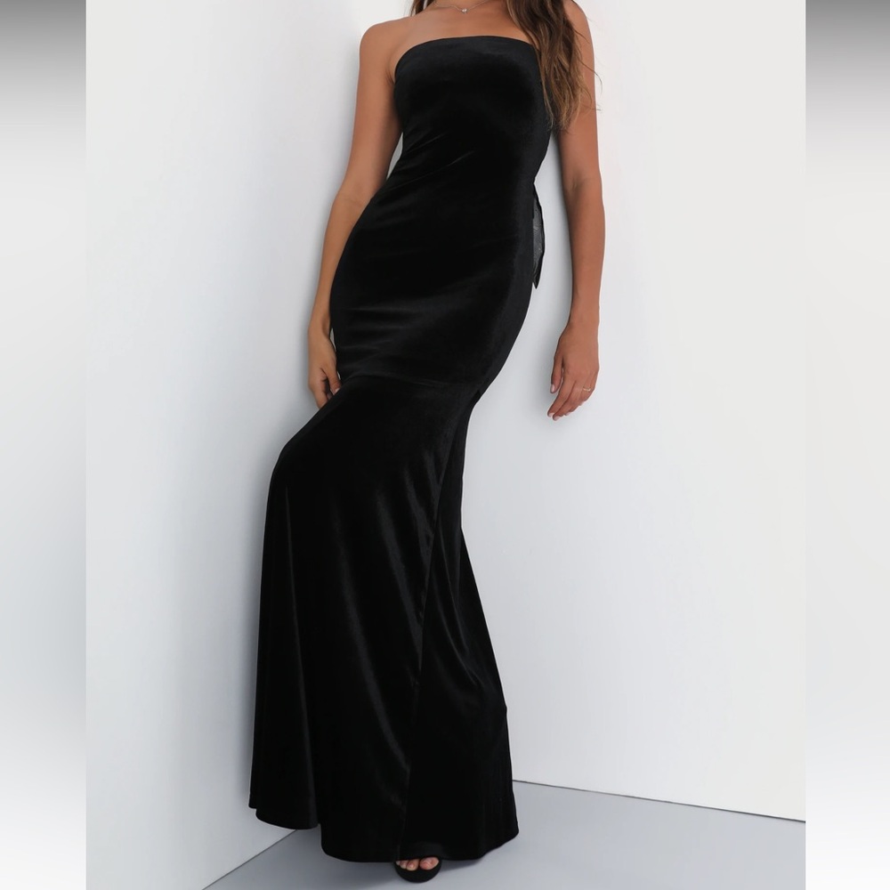 Lulus black velvet gown worn once in perfect condition